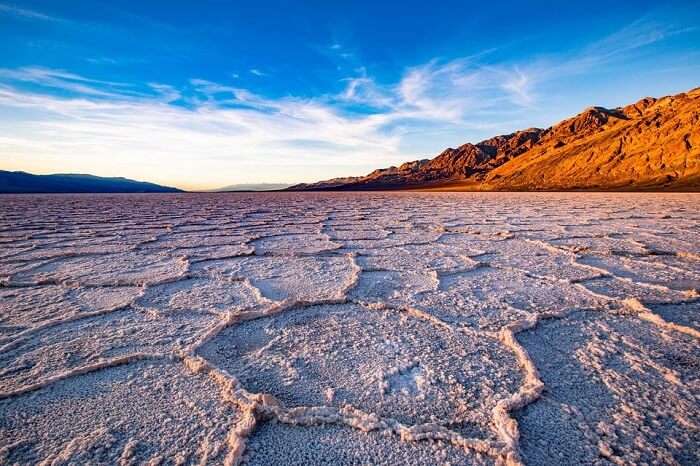 Và cũng là nơi khô nhất Bắc Mỹ, có hồ cạn nổi tiếng với tên gọi "Đường đua". 