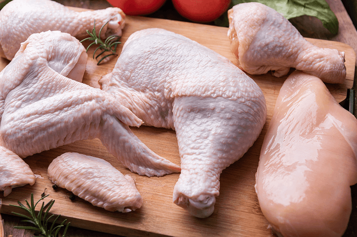 Thịt gà chế biến chung với tỏi sẽ gây khó tiêu, gây ra kiết lỵ và tón bón4