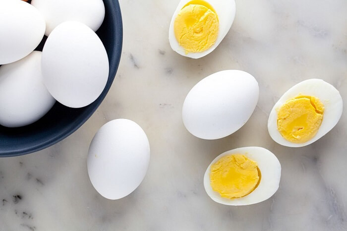 việc chế biến trứng với tỏi sẽ khiến món ăn có tính nóng, gây ra chướng bụng5