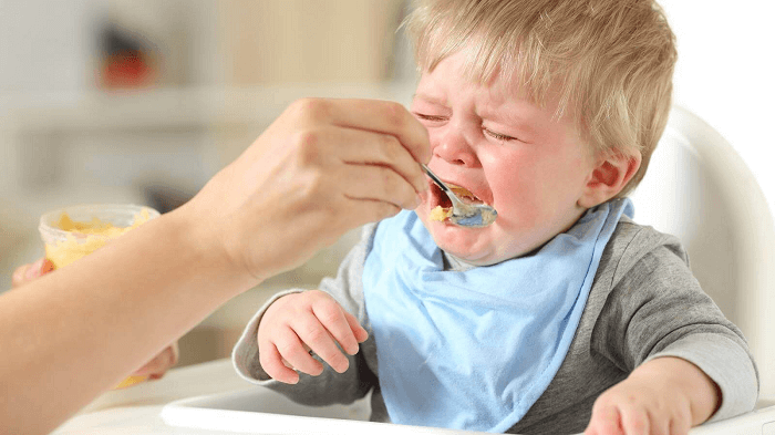 gặp khó khăn khi nhai và nuốt làm cản trở cảm giác thèm ăn ở bé1