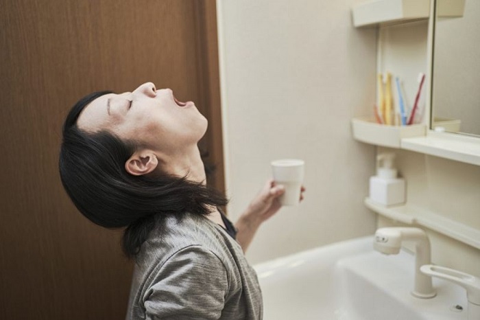 súc miệng bằng nước muối có thể giúp bạn giảm các triệu chứng cảm lạnh2