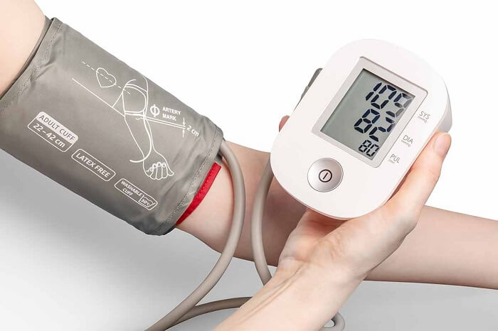 Bạn có thể tặng mẹ những món quà chăm sóc sức khỏe như máy đo huyết áp6