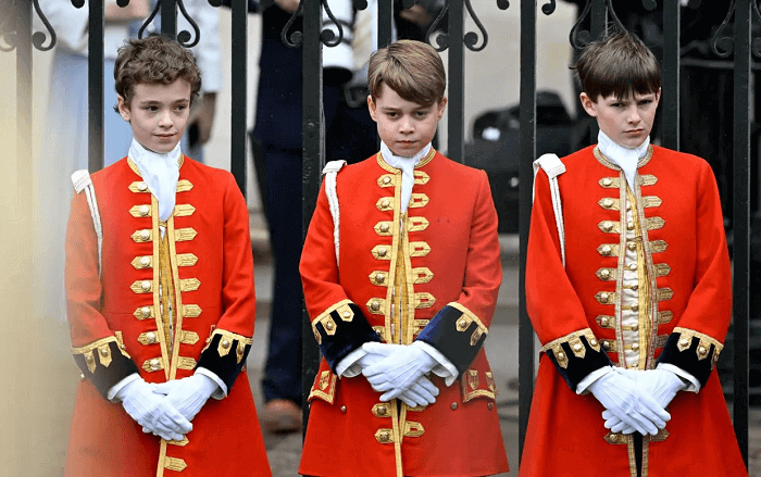 Các thành viên còn lại của Hoàng tử George được trao nhiệm vụ nâng áo choàng cho ông nội tiến vào Tu viện làm lễ2
