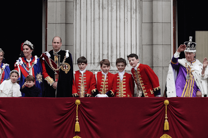 Cả gia đình có mặt trên ban công Cung điện Buckingham10