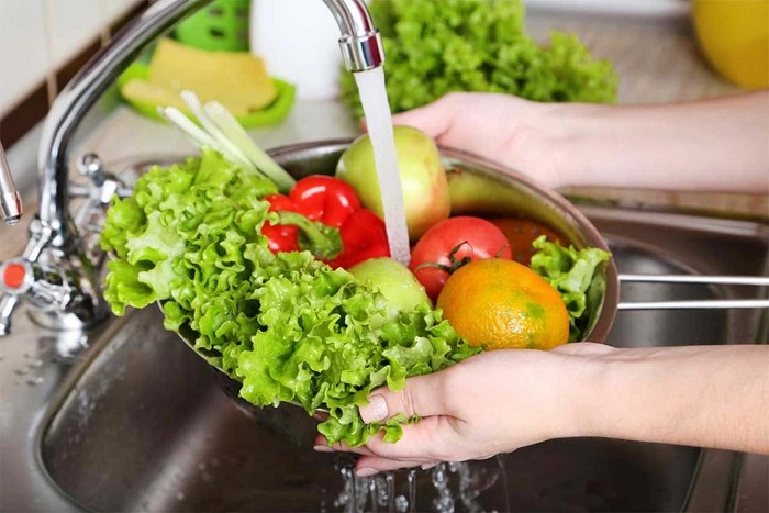 Rửa trái cây tươi và rau củ quả dưới vòi nước1