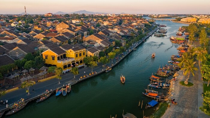 Hội An, Việt Nam nhiều năm liền nằm trong top 10 điểm đến tuyệt vời nhất thế giới để tìm về quá khứ. Đây cũng là vùng đất ghi nhiều dấu ấn của sự pha trộn và giao thoa văn hóa.15