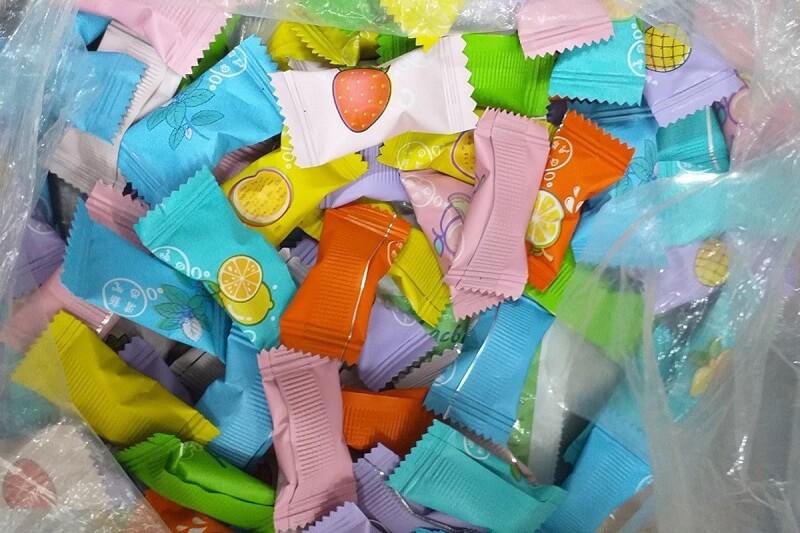  28 học sinh nữ nhập viện vì ăn phải kẹo lạ